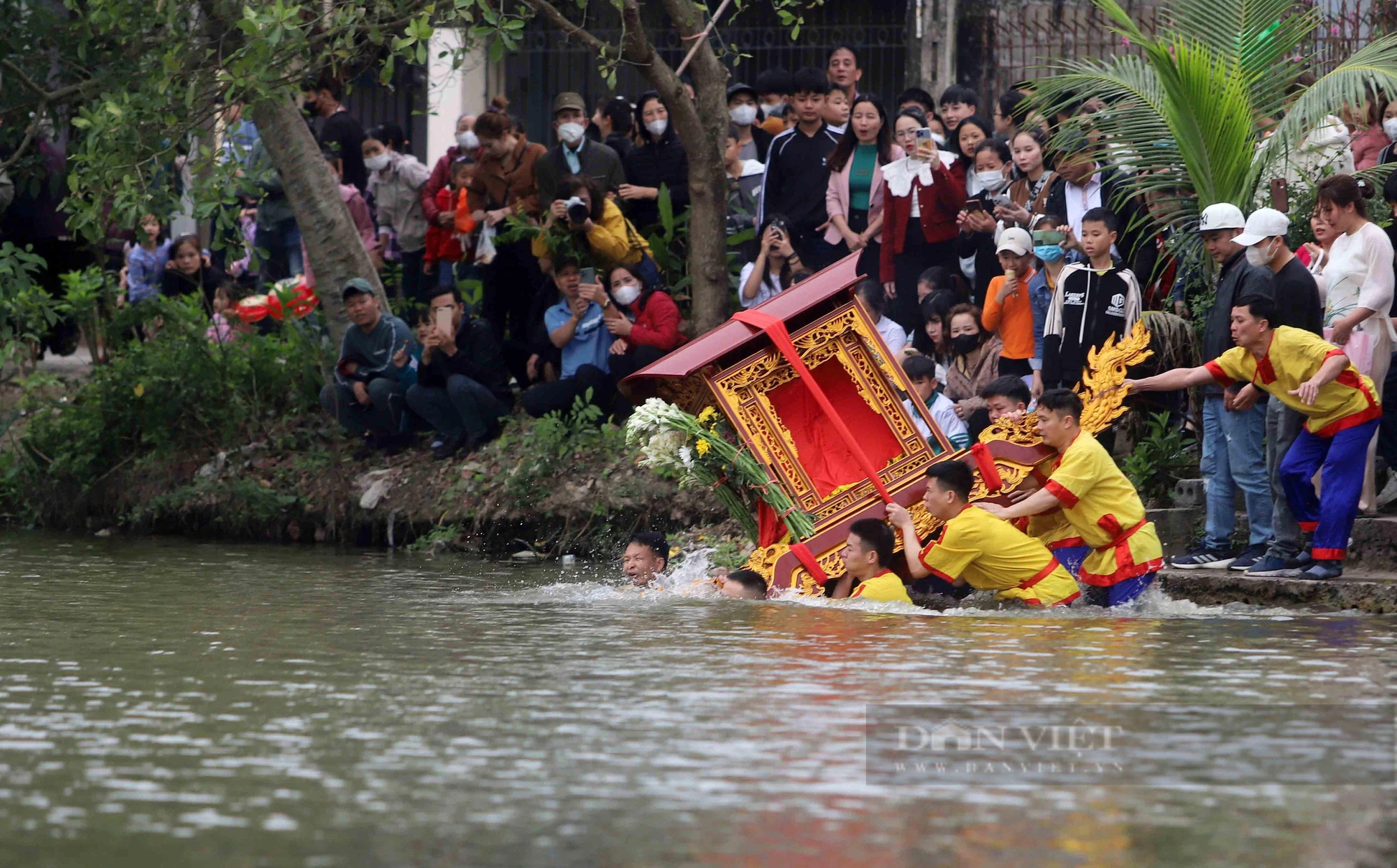 Hình ảnh lễ hội có 3 chiếc kiệu "bay" xuống nước ở Thái Bình- Ảnh 7.