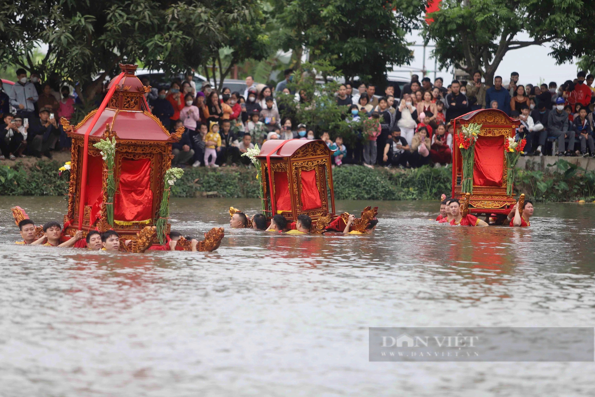 Hình ảnh lễ hội có 3 chiếc kiệu "bay" xuống nước ở Thái Bình- Ảnh 8.