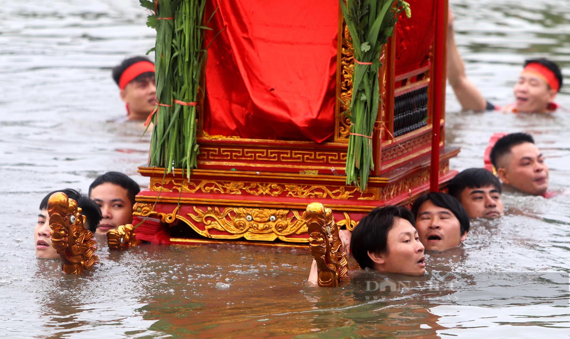 Hình ảnh lễ hội có 3 chiếc kiệu "bay" xuống nước ở Thái Bình- Ảnh 9.