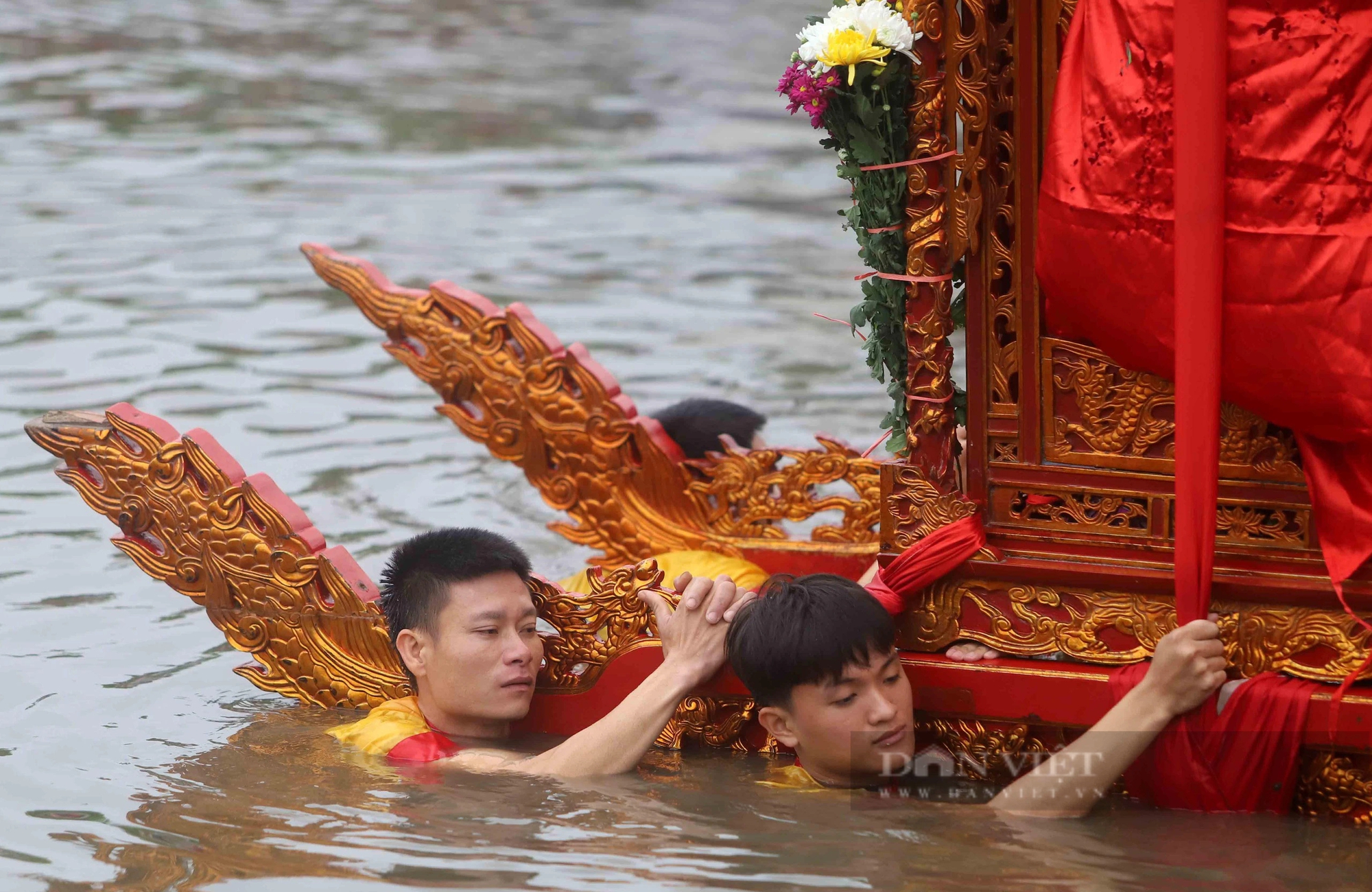Hình ảnh lễ hội có 3 chiếc kiệu "bay" xuống nước ở Thái Bình- Ảnh 10.