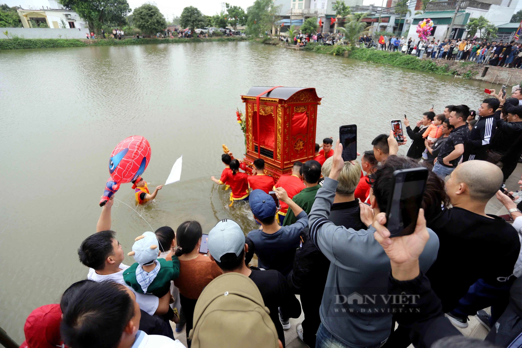 Hình ảnh lễ hội có 3 chiếc kiệu "bay" xuống nước ở Thái Bình- Ảnh 11.