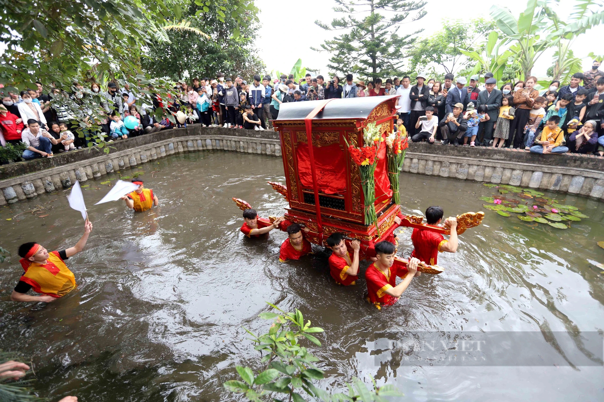Hình ảnh lễ hội có 3 chiếc kiệu "bay" xuống nước ở Thái Bình- Ảnh 13.