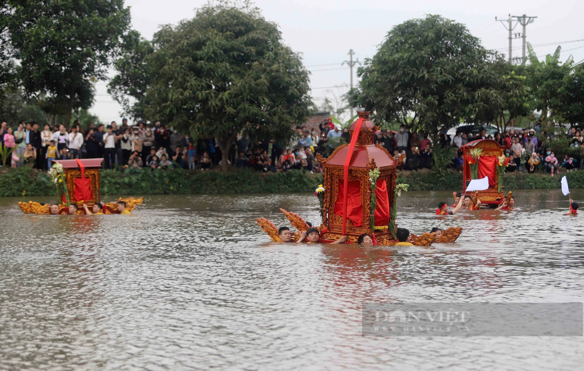 Hình ảnh lễ hội có 3 chiếc kiệu "bay" xuống nước ở Thái Bình- Ảnh 2.