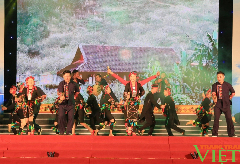 Sự kiện lớn nhất trong năm của huyện lòng hồ Quỳnh Nhai- Ảnh 2.