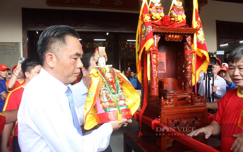 Ông Nguyễn Lộc Hà – Phó Chủ tịch UBND tỉnh Bình Dương tham gia lễ an vị tượng Bà trước khi cộ Bà được diễu hành. Ảnh: Nguyên Vỹ