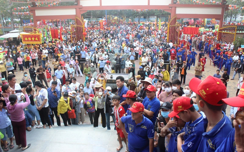 Rất đông du khách thập phương chờ sẵn giây phút cung nghinh cộ Bà Thiên Hậu tại chùa Chùa Bà Thiên Hậu. Ảnh: Nguyên Vỹ