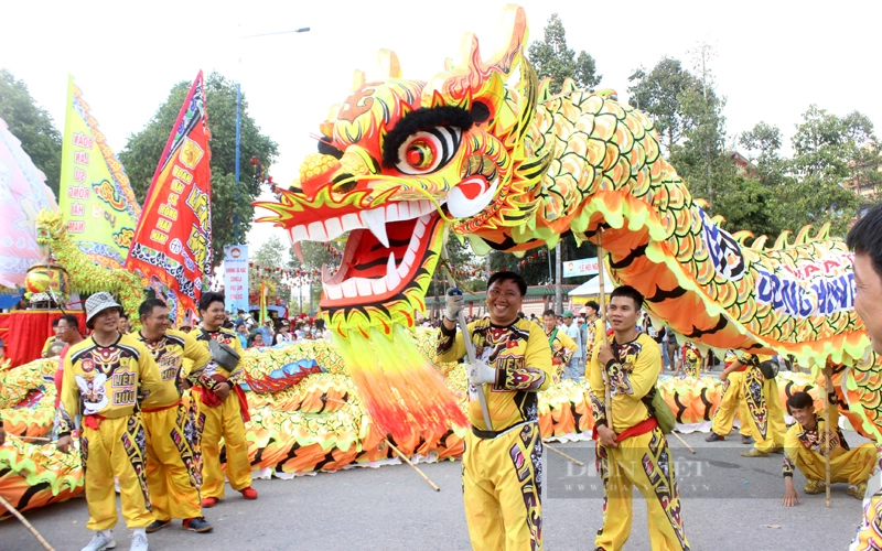 Hàng ngàn du khách thập phương được dịp mãn nhãn với màn trình diễn từ các đoàn lân sư rồng. Ảnh: Nguyên Vỹ