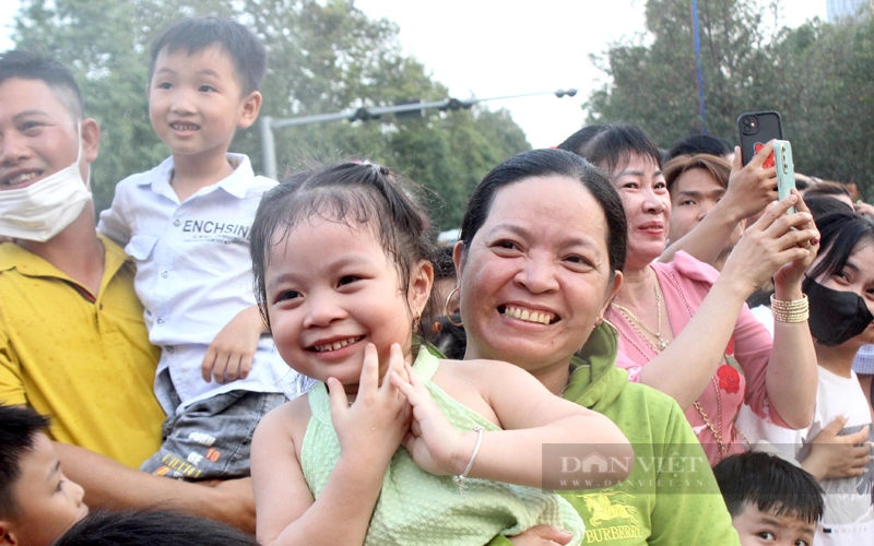 "Con rồng dài nhất Việt Nam" tham gia Lễ rước cộ bà Bình Dương năm 2024- Ảnh 11.
