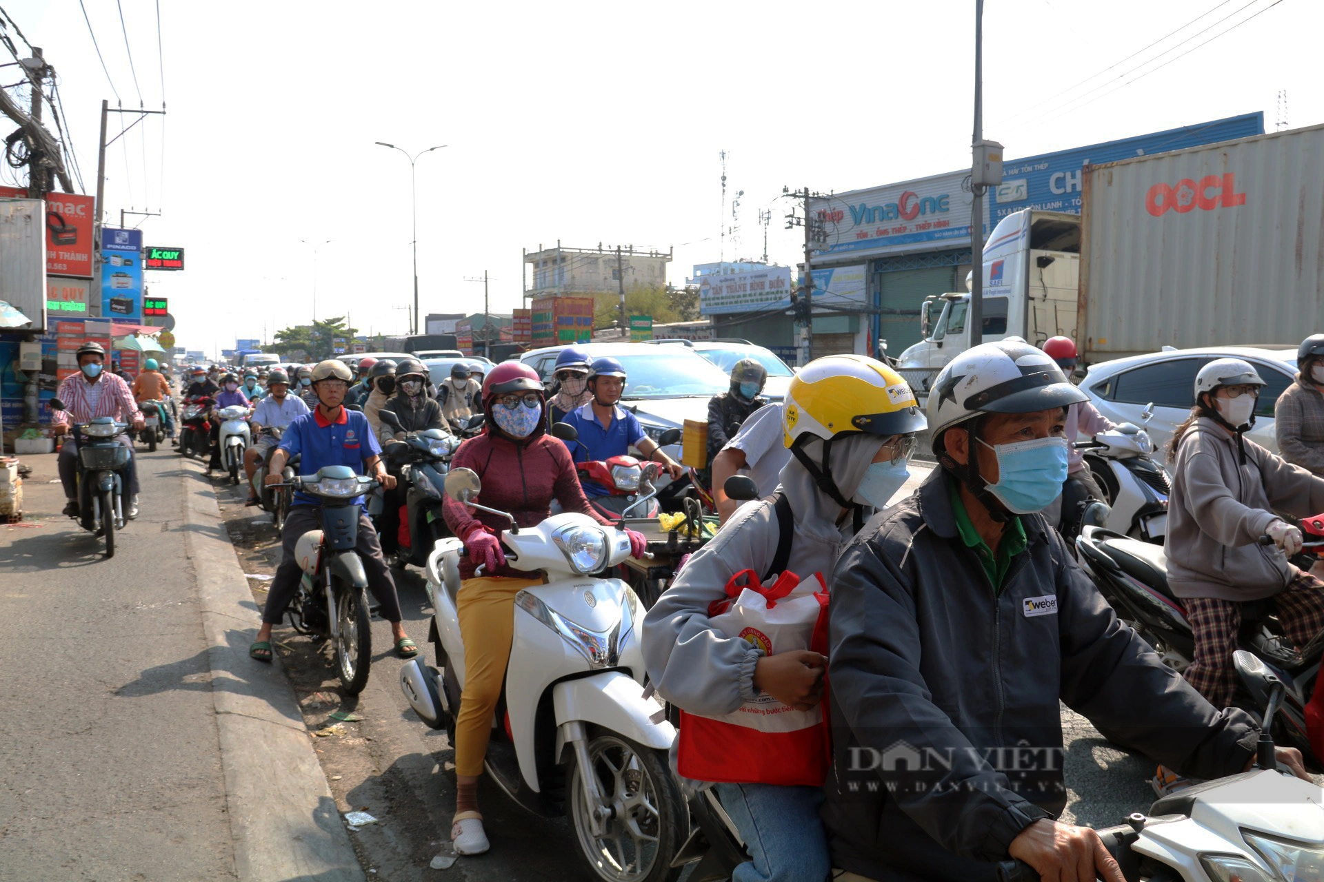 Người dân lỉnh kỉnh hành lý quay lại TP.HCM, cửa ngõ phía Tây xe chật cứng - Ảnh 1.