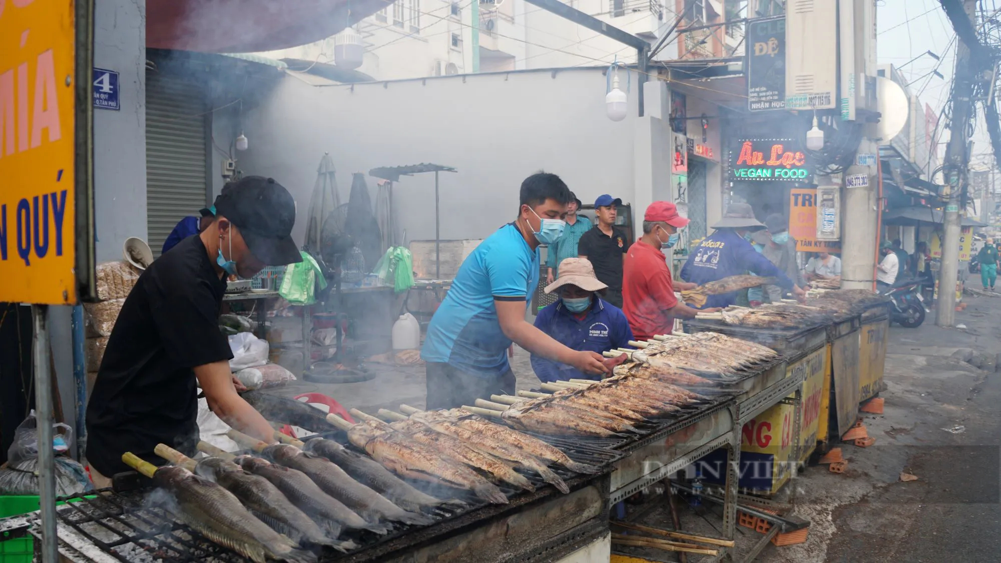 Sáng đêm nướng cá lóc bán ngày vía Thần Tài ở TP.HCM, có tiệm huy động 40 người nướng hàng tấn cá- Ảnh 1.