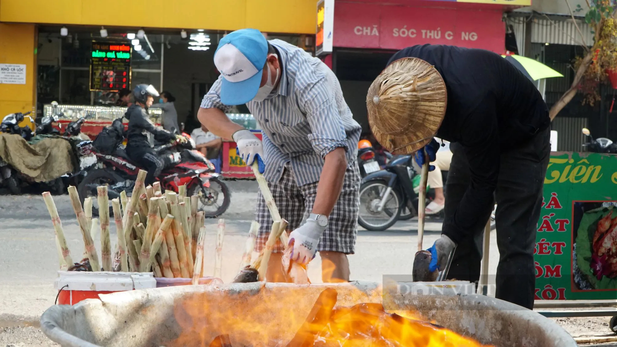 Hàng tấn cá được chuẩn bị bán trước ngày vía Thần Tài ở phố cá lóc nướng Sài Gòn- Ảnh 2.