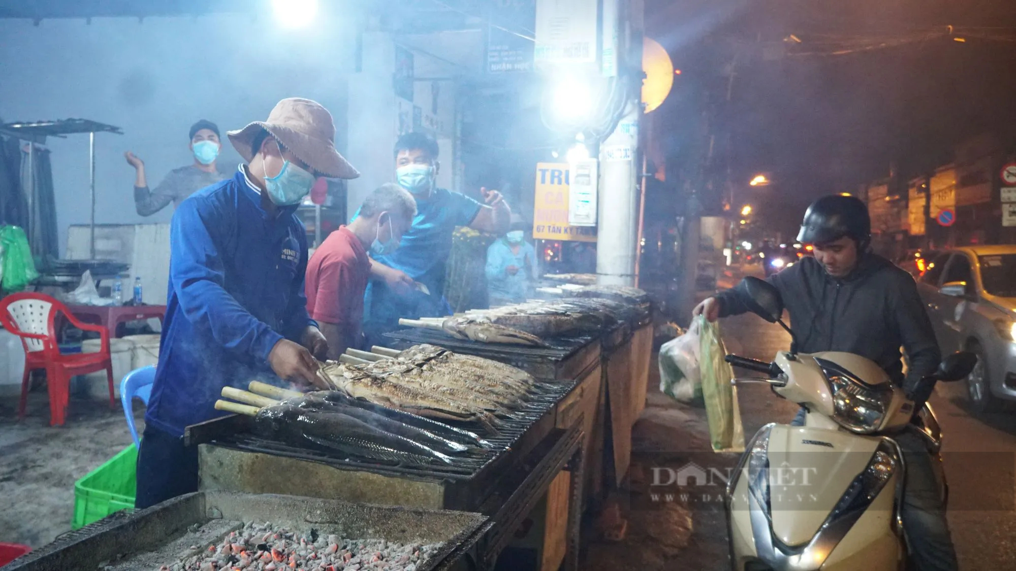 Sáng đêm nướng cá lóc bán ngày vía Thần Tài ở TP.HCM, có tiệm huy động 40 người nướng hàng tấn cá- Ảnh 7.