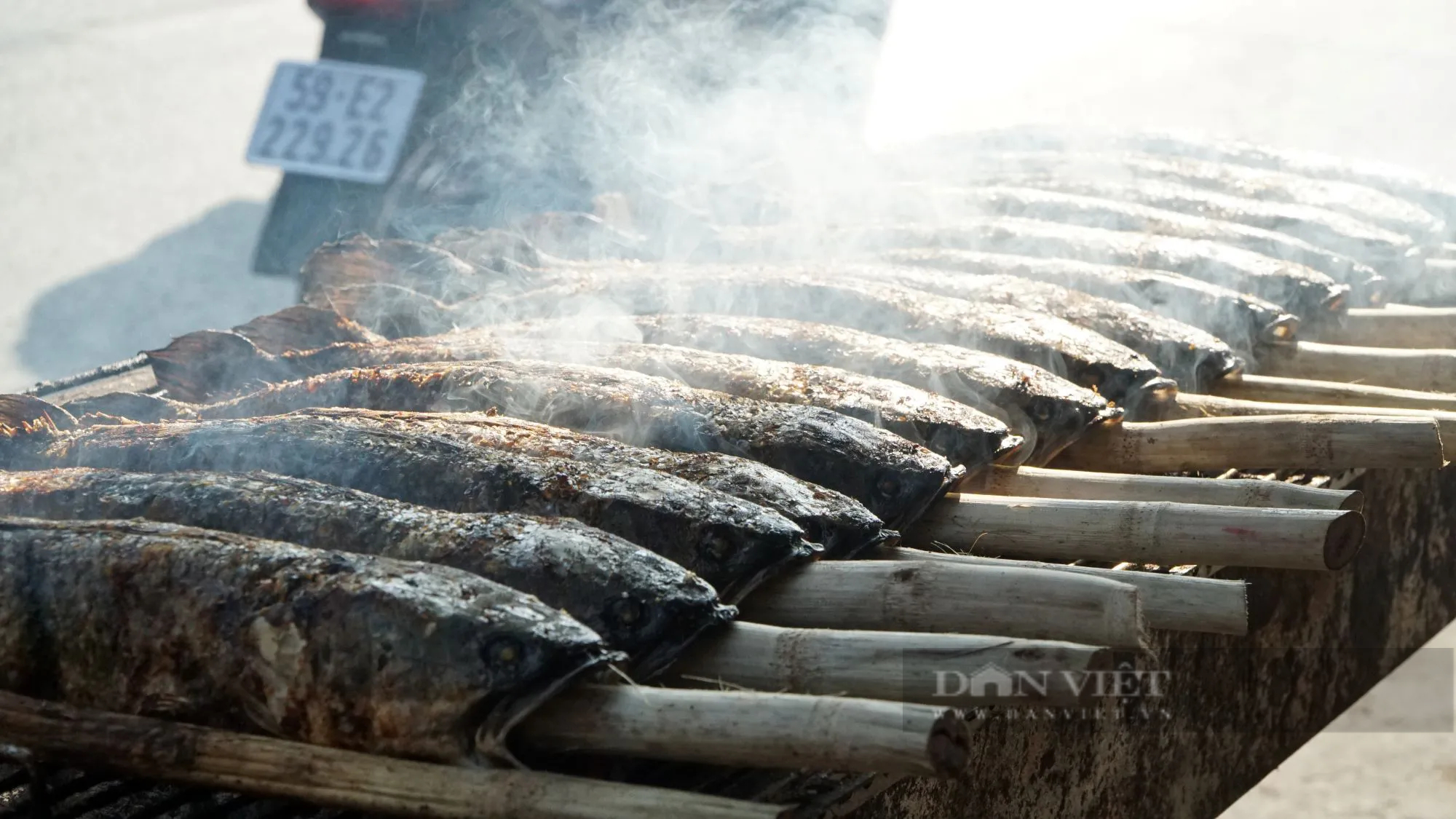 Sáng đêm nướng cá lóc bán ngày vía Thần Tài ở TP.HCM, có tiệm huy động 40 người nướng hàng tấn cá- Ảnh 8.