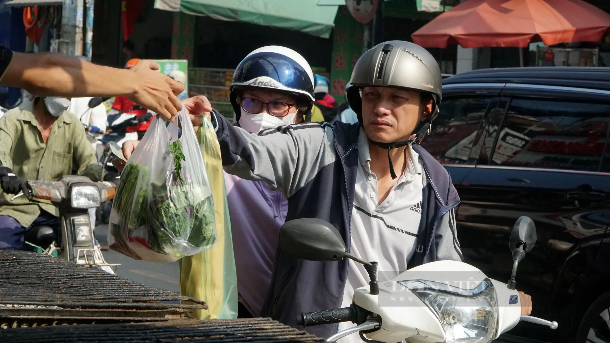 Hàng tấn cá được chuẩn bị bán trước ngày vía Thần Tài ở phố cá lóc nướng Sài Gòn- Ảnh 9.