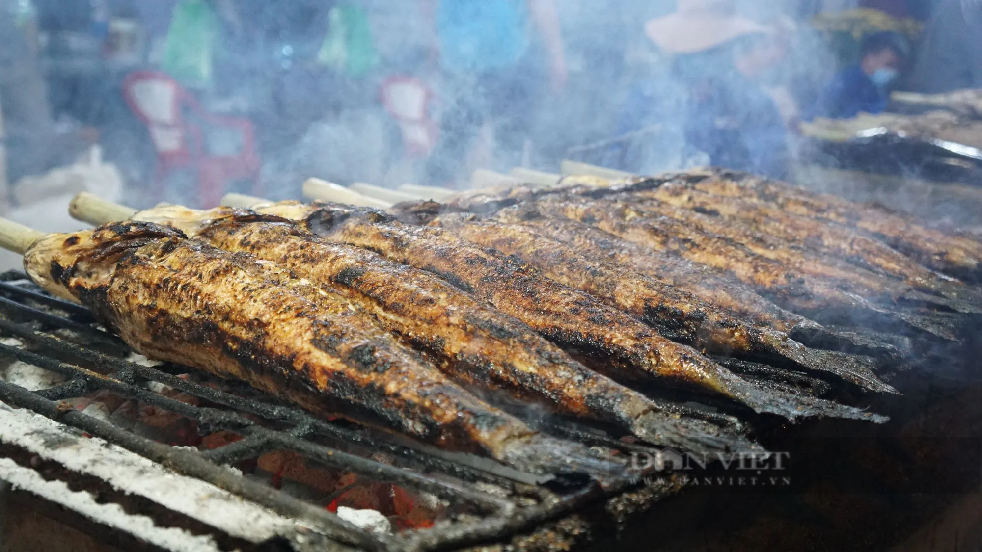 Hàng tấn cá được chuẩn bị bán trước ngày vía Thần Tài ở phố cá lóc nướng Sài Gòn- Ảnh 10.