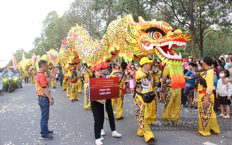 Ấn tượng nhất trong số đó là con rồng dài nhất Việt Nam, hơn 68m của Đoàn lân sư rồng Hải Nam Liên Hữu (TP.HCM). Ảnh: Trần Khánh