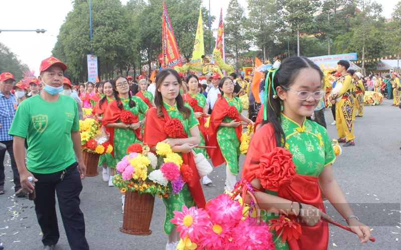 Ngoài ra còn có sự quy tụ của các đoàn lân sư rồng, các đoàn xe hoa, gánh cờ hoa của tiên đồng ngọc nữ của 4 Bang người Hoa đang sinh sống tại Bình Dương góp phần làm cho lễ hội thêm đặc sắc. Ảnh: Trần Khánh