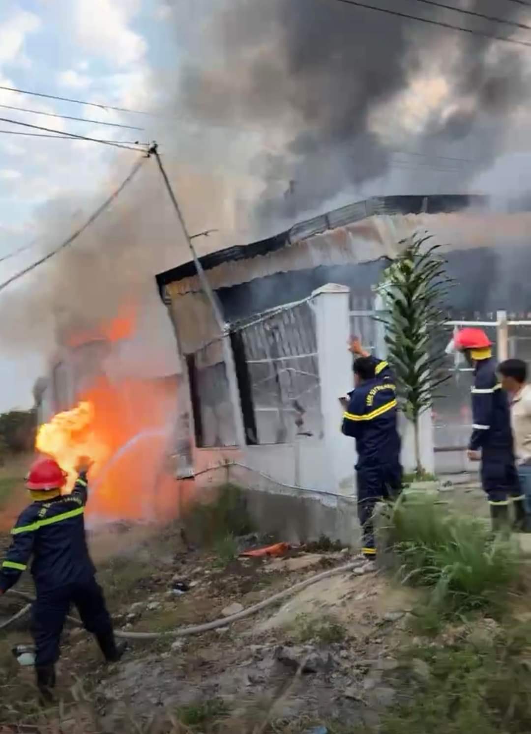 Cháy lớn một vựa xoài, 3 chị em ở Khánh Hòa chạy thoát thân- Ảnh 2.