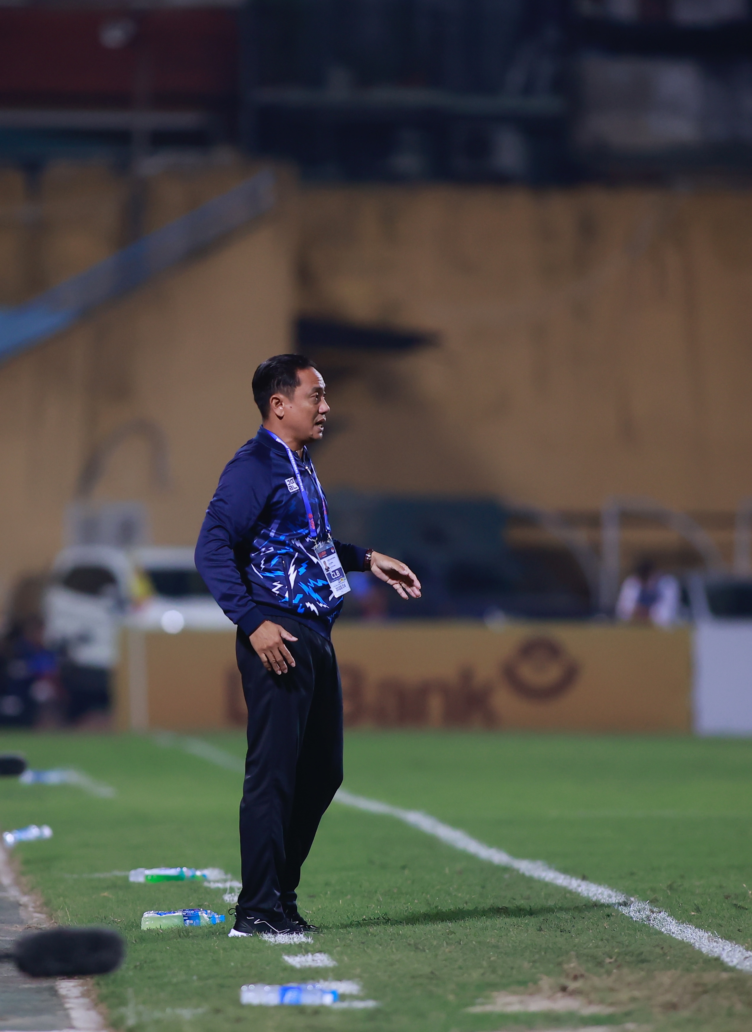 HLV Phùng Thanh Phương nể phục HLV Kiatisak sau thất bại tại V.League- Ảnh 1.