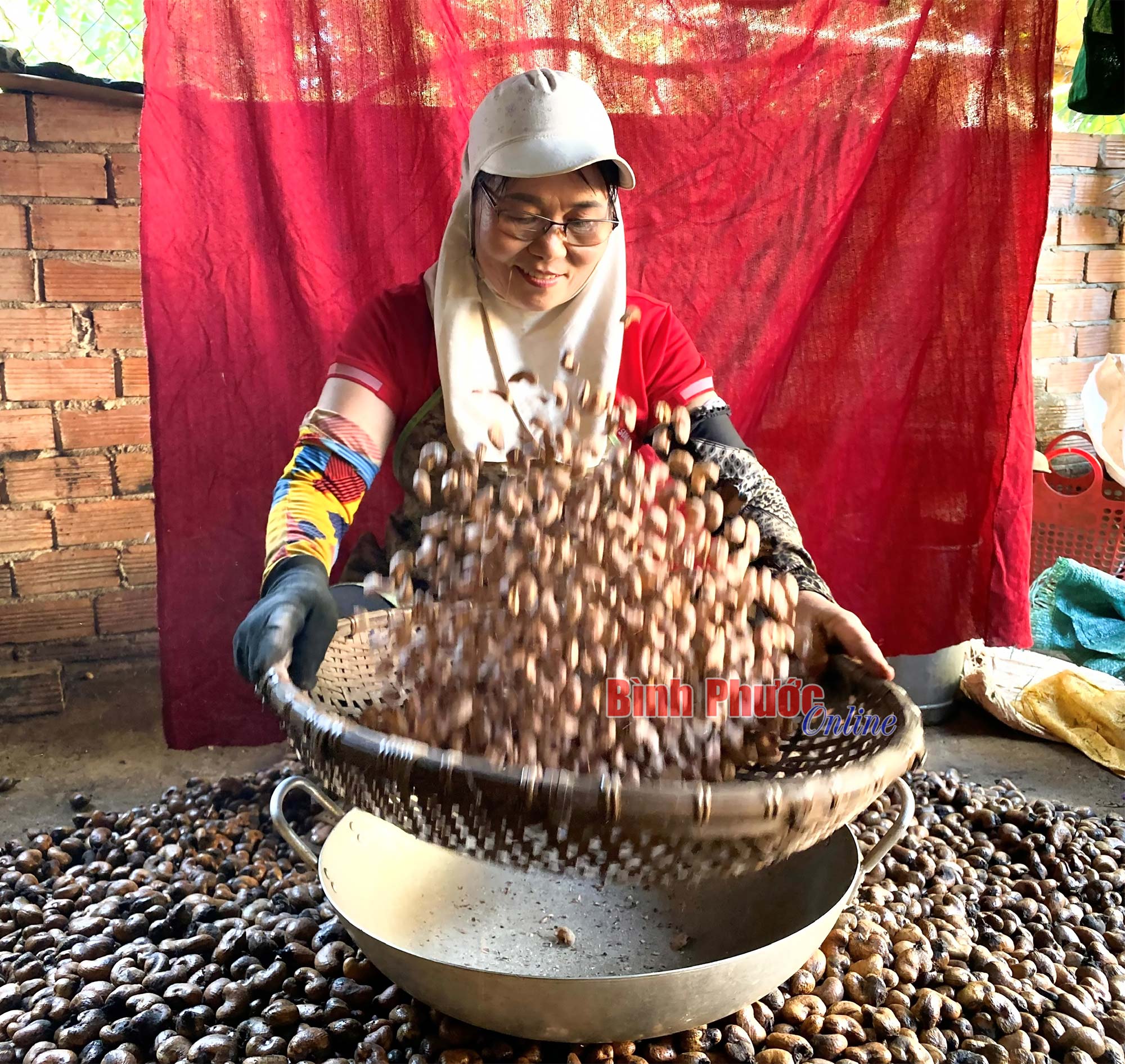 Bà nông dân Bình Phước 20 năm vẫn giữ cách rang hạt điều thủ công, khách muốn mua phải đặt trước mới có- Ảnh 2.