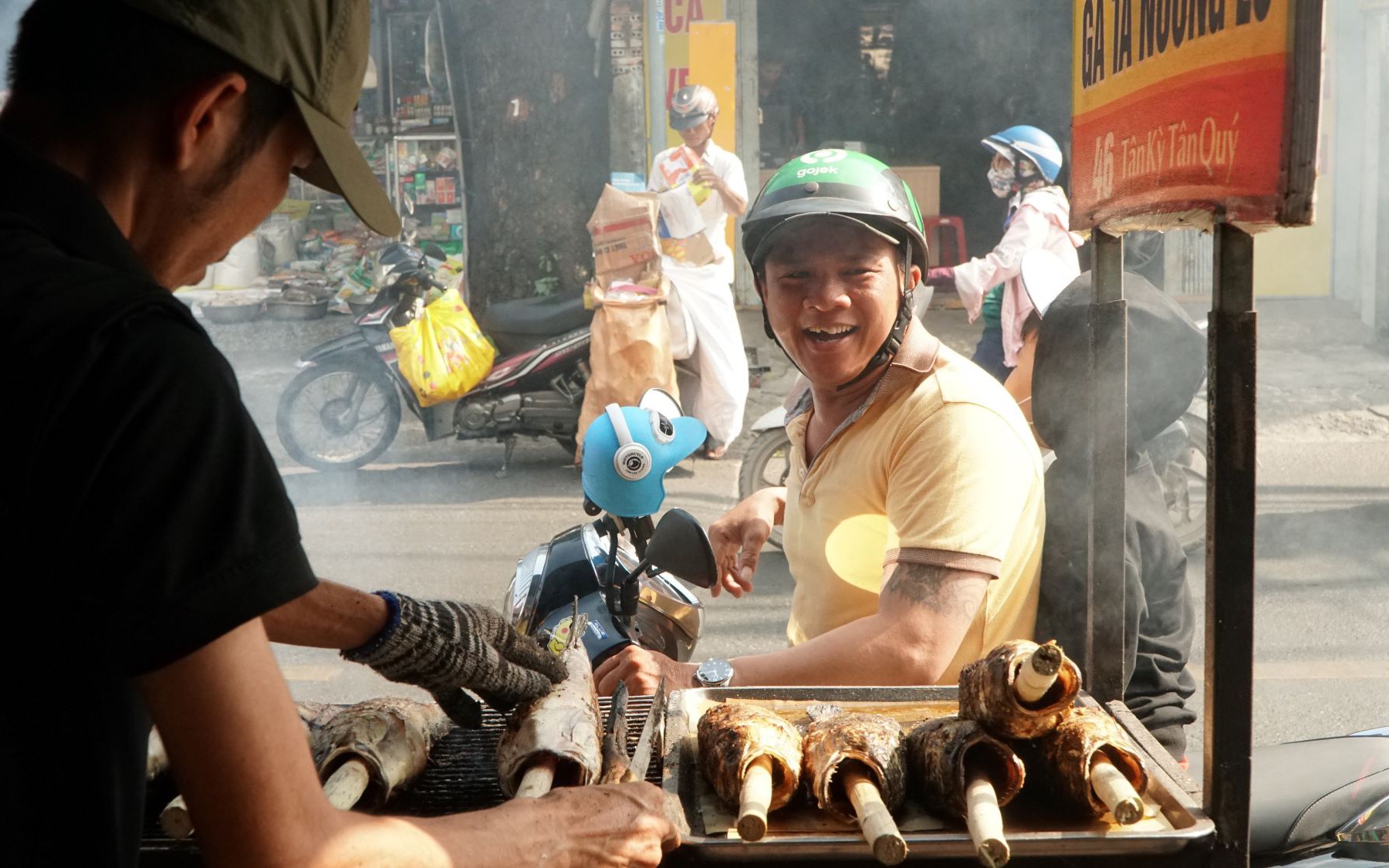 Hàng tấn cá được chuẩn bị bán trước ngày vía Thần Tài ở phố cá lóc nướng Sài Gòn