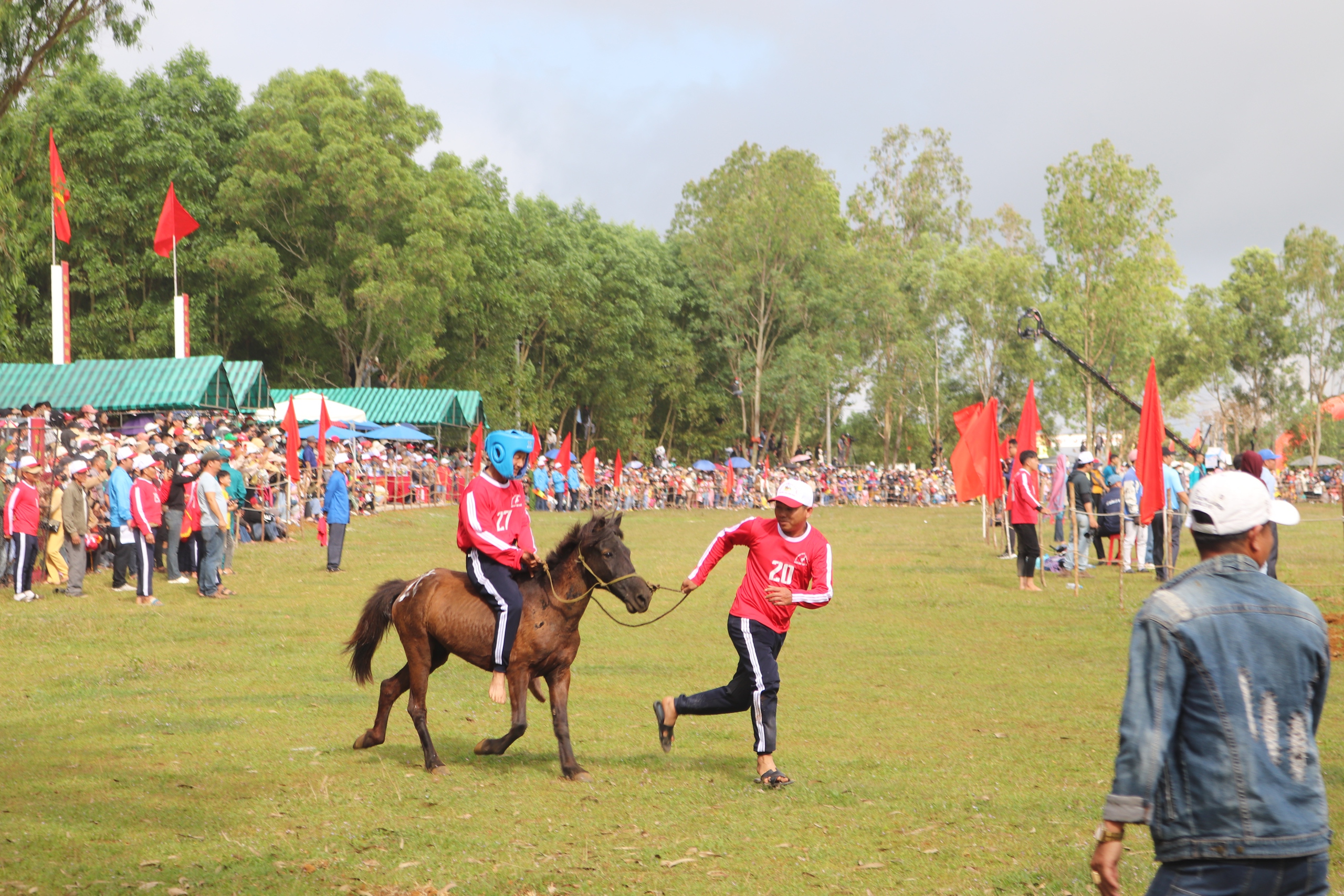 Người dân chen chúc, leo lên cây để xem lễ hội đua ngựa tại Phú Yên- Ảnh 9.