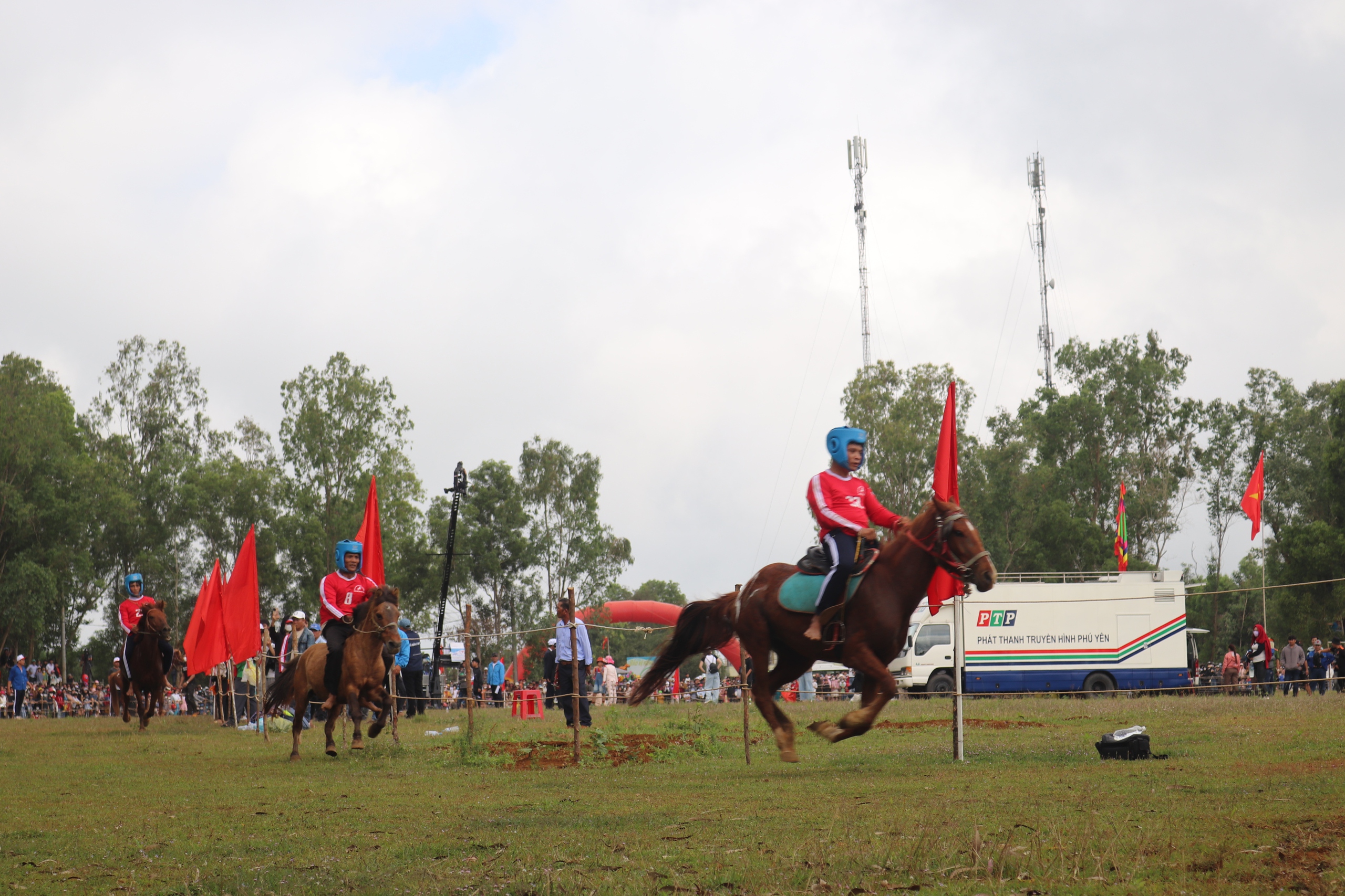Người dân chen chúc, leo lên cây để xem lễ hội đua ngựa tại Phú Yên- Ảnh 7.