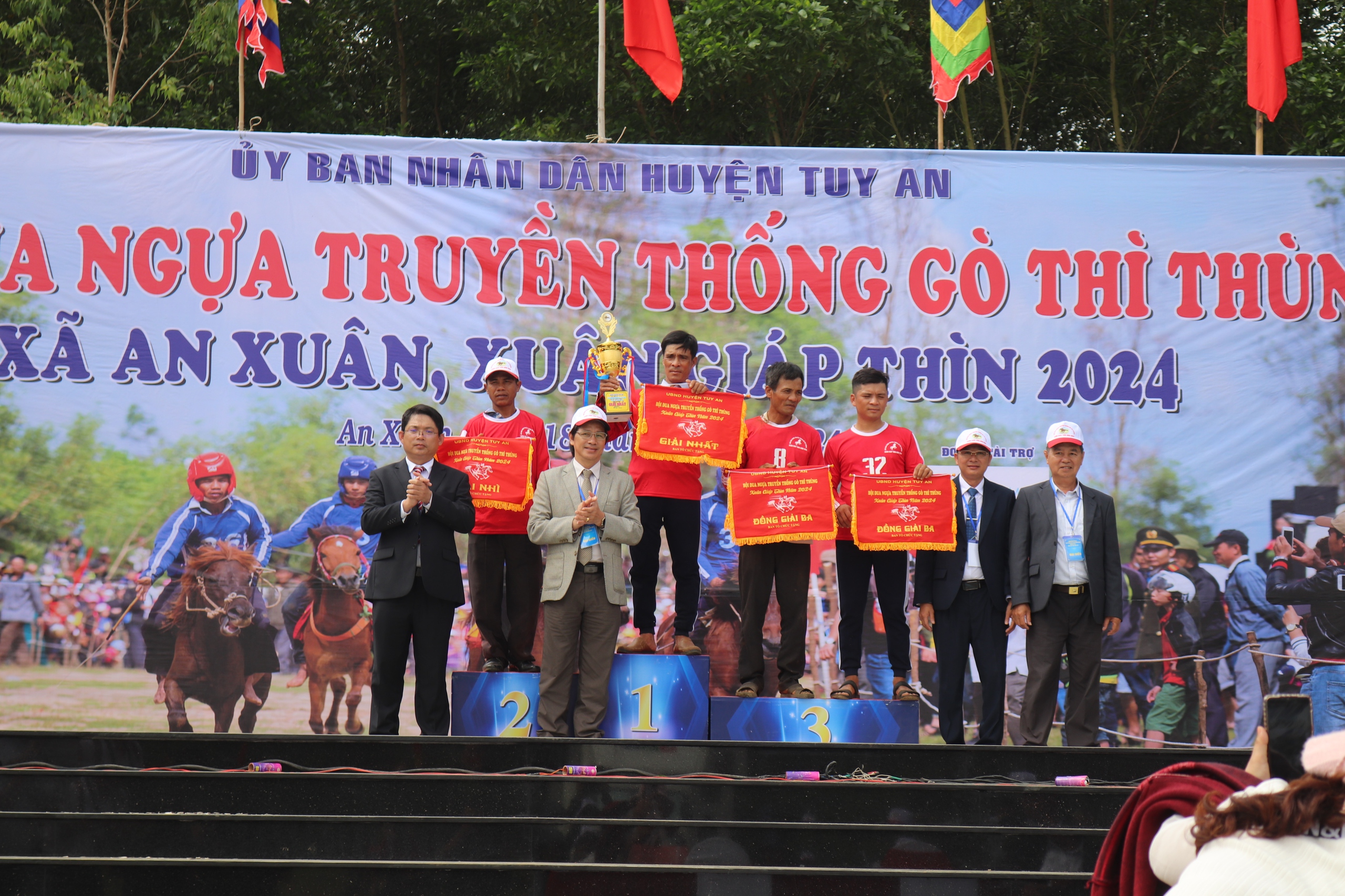 Người dân chen chúc, leo lên cây để xem lễ hội đua ngựa tại Phú Yên- Ảnh 10.