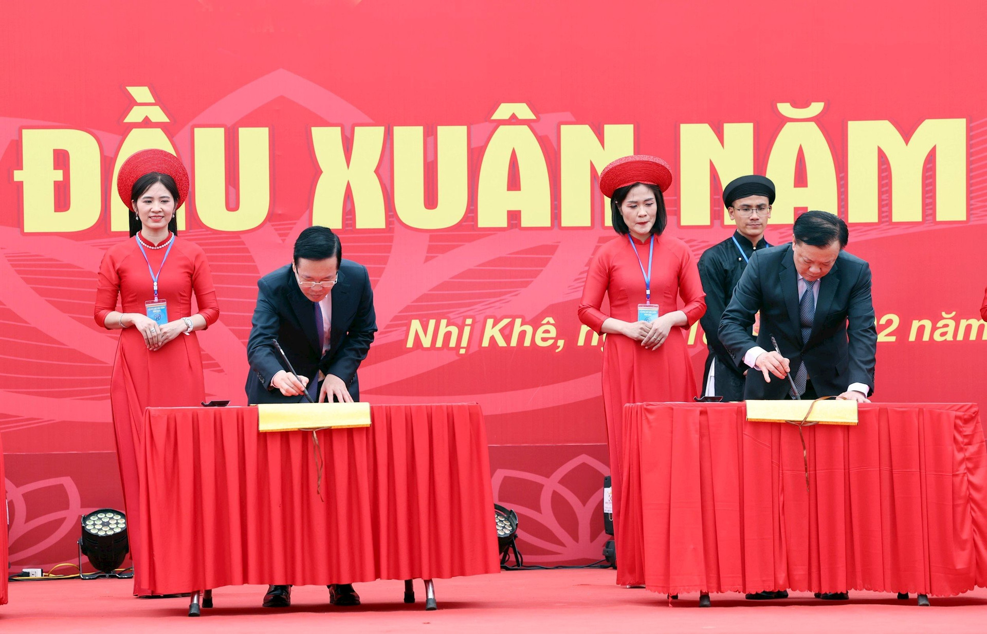Chủ tịch nước khai bút đầu xuân tại Khu lưu niệm Anh hùng dân tộc, Danh nhân văn hoá thế giới Nguyễn Trãi- Ảnh 1.