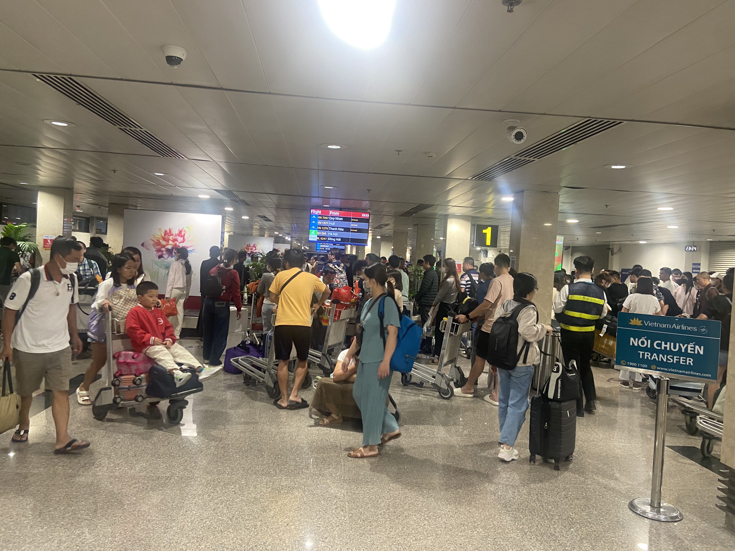 Sân bay Tân Sơn Nhất phá kỷ lục đón lượng khách đến ngày mùng 9 Tết- Ảnh 1.
