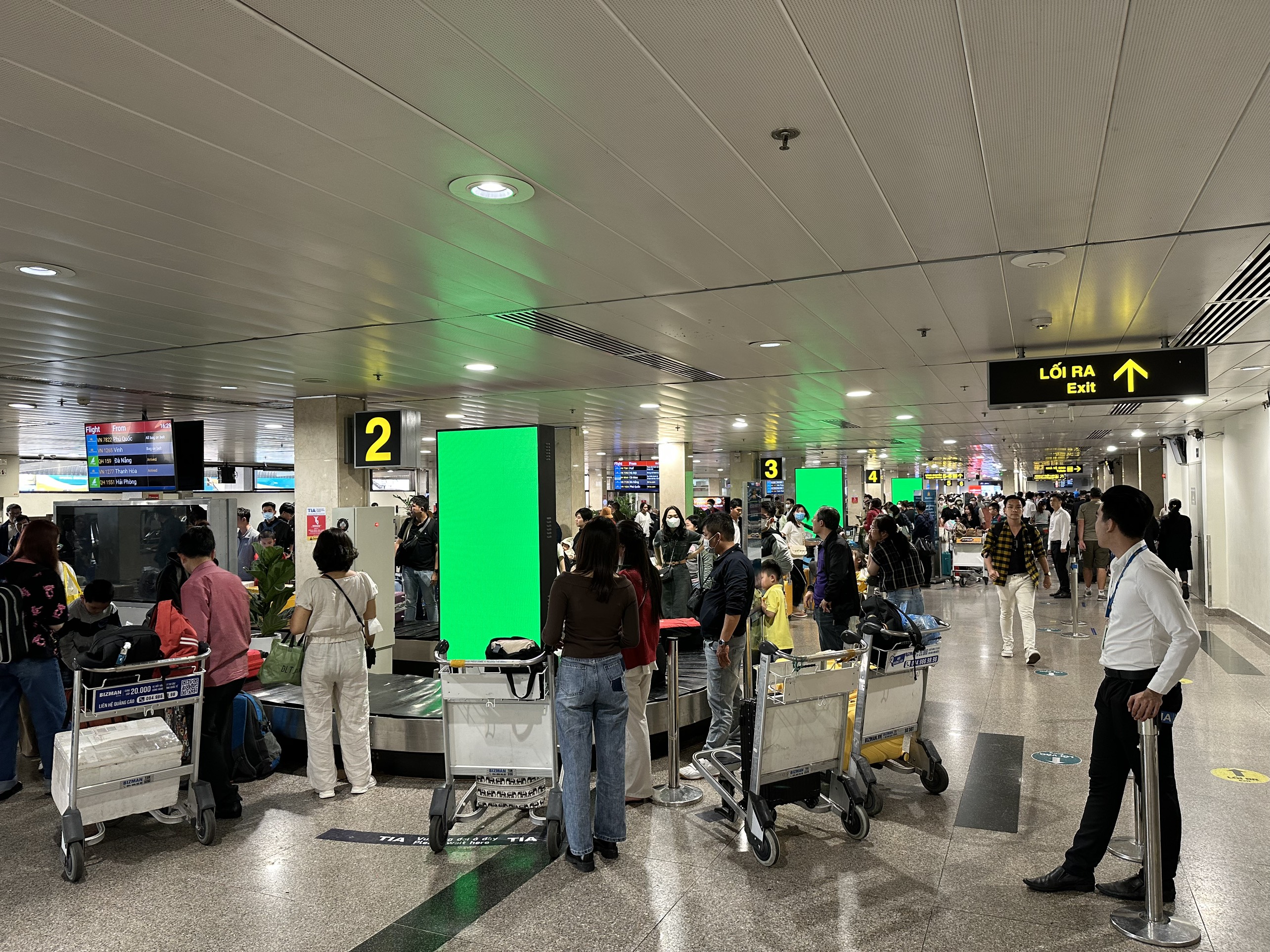 Sân bay Tân Sơn Nhất phá kỷ lục đón lượng khách đến ngày mùng 9 Tết- Ảnh 3.