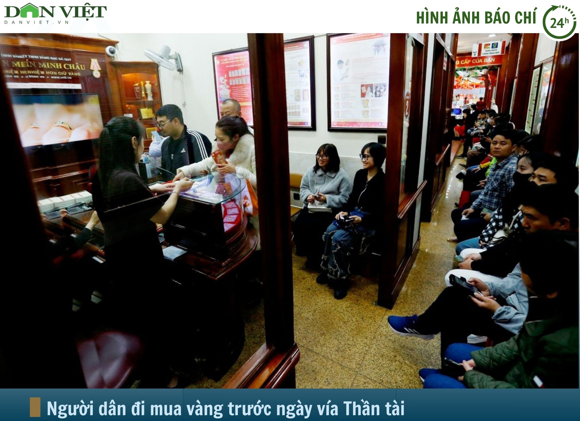 Hình ảnh báo chí 24h: Xếp hàng mua vàng trước ngày vía Thần tài ở Hà Nội- Ảnh 1.