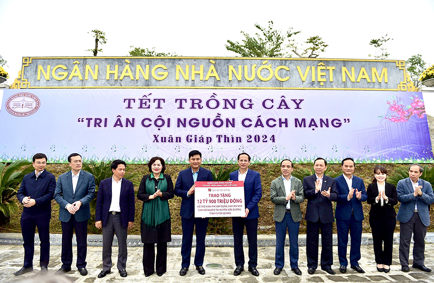 Đồng chí Phạm Toàn Vượng – Tổng giám đốc Agribank trao biển tượng trưng 12,9 tỷ đồng xây dựng 258 căn nhà cho hộ nghèo trên địa bàn huyện Sơn Dương.