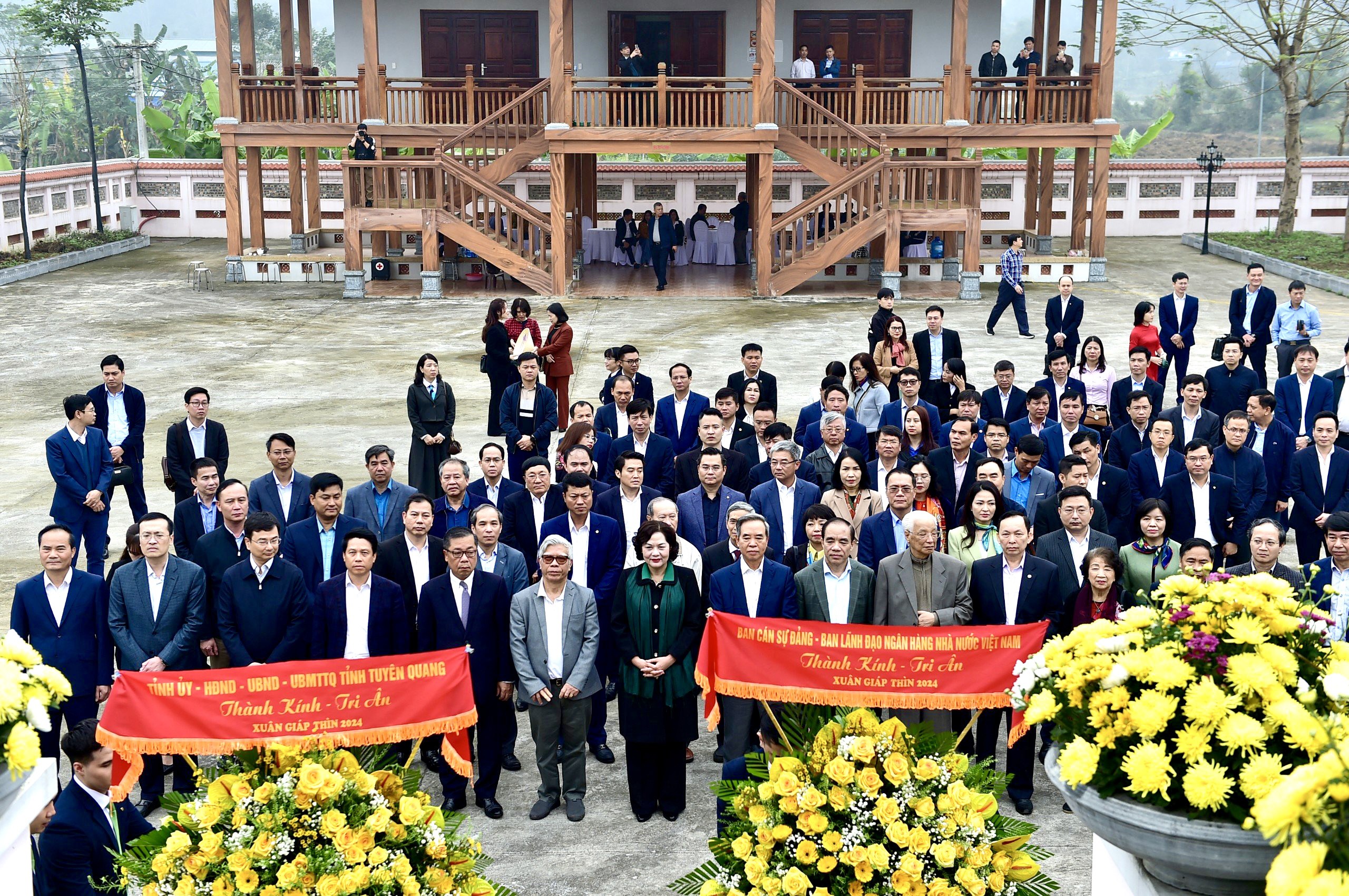 Thống đốc NHNN Nguyễn Thị Hồng và Đoàn cán bộ chủ chốt ngành Ngân hàng dâng hoa, dâng hương bày tỏ tấm lòng thành kính đến các thế hệ đi trước đã có những đóng góp to lớn cho sự xây dựng, phát triển của Ngành.