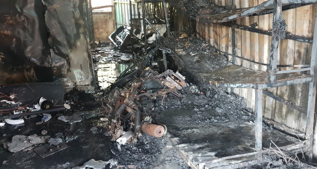 Cháy chợ huyện Đức Huệ ở Long An, 3 sạp hàng bị thiêu rụi- Ảnh 2.