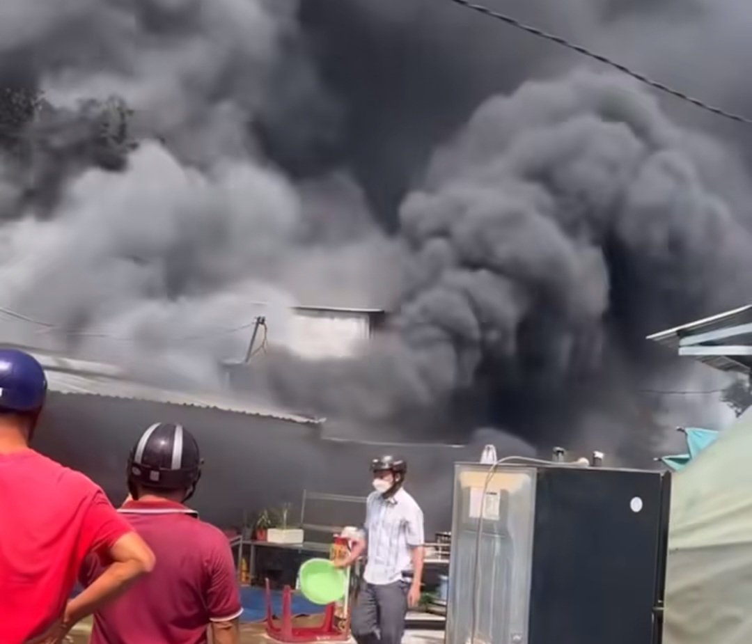 Cháy chợ huyện Đức Huệ ở Long An, 3 sạp hàng bị thiêu rụi- Ảnh 1.