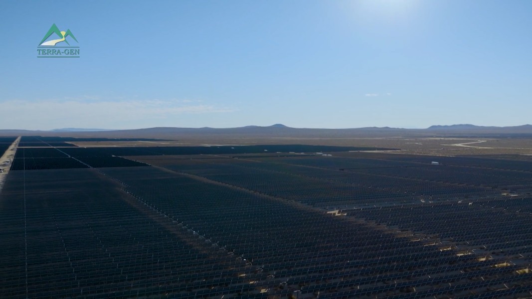 Toàn cảnh trang trại điện mặt trời lưu trữ điện bằng pin lớn nhất thế giới- Ảnh 1.