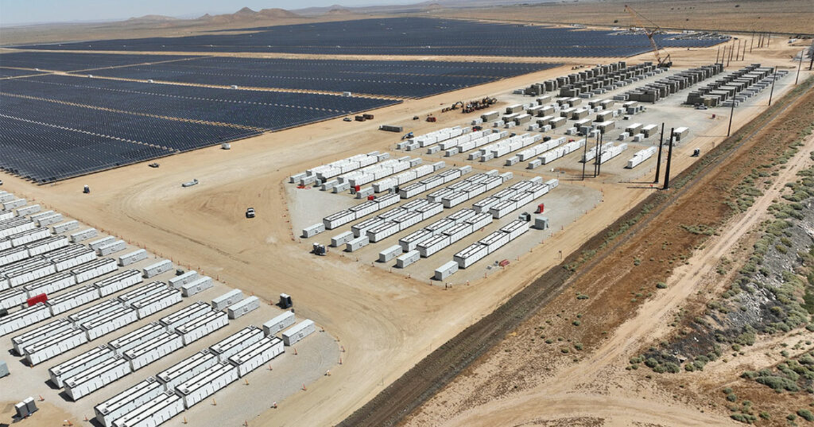 Toàn cảnh trang trại điện mặt trời lưu trữ điện bằng pin lớn nhất thế giới- Ảnh 2.