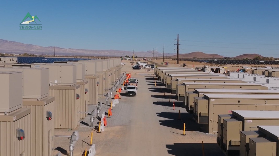 Toàn cảnh trang trại điện mặt trời lưu trữ điện bằng pin lớn nhất thế giới- Ảnh 3.