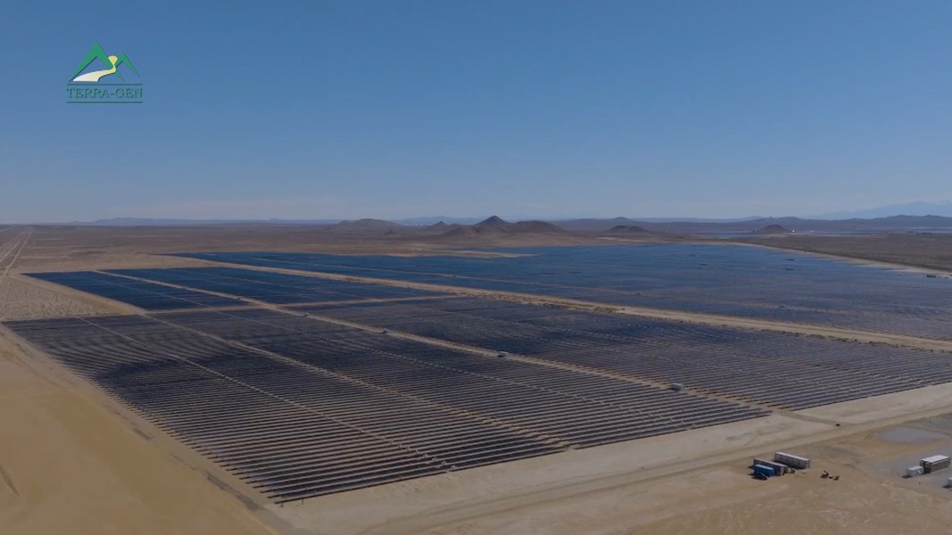 Toàn cảnh trang trại điện mặt trời lưu trữ điện bằng pin lớn nhất thế giới- Ảnh 5.
