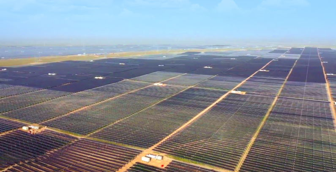 Toàn cảnh trang trại điện mặt trời lưu trữ điện bằng pin lớn nhất thế giới- Ảnh 7.