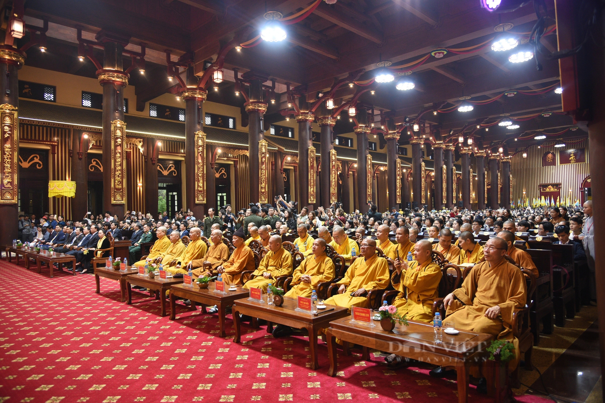 Người dân đội mưa, chống gậy lên chùa Đồng trong ngày khai hội Yên Tử 2024- Ảnh 5.