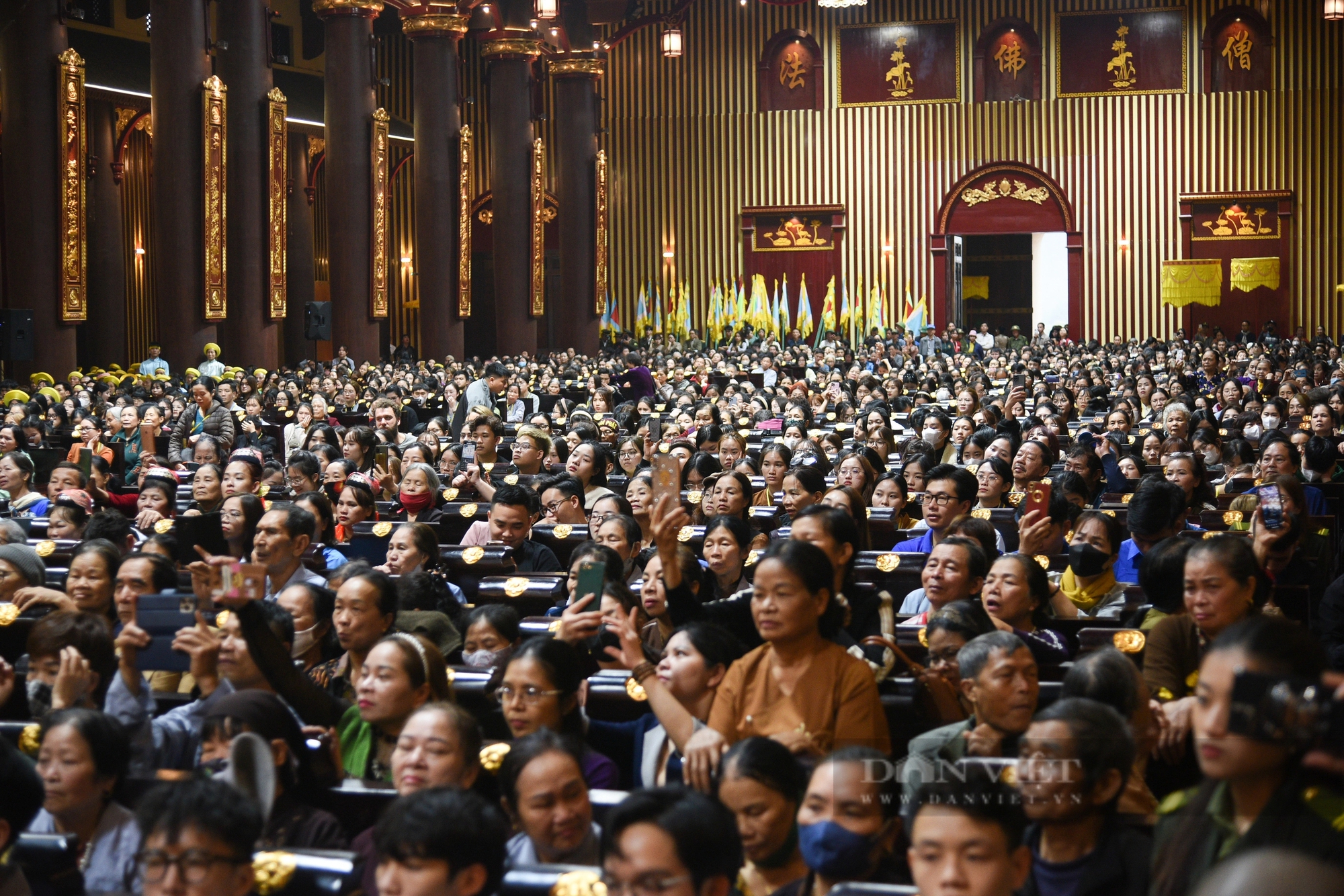 Người dân đội mưa, chống gậy lên chùa Đồng trong ngày khai hội Yên Tử 2024- Ảnh 8.