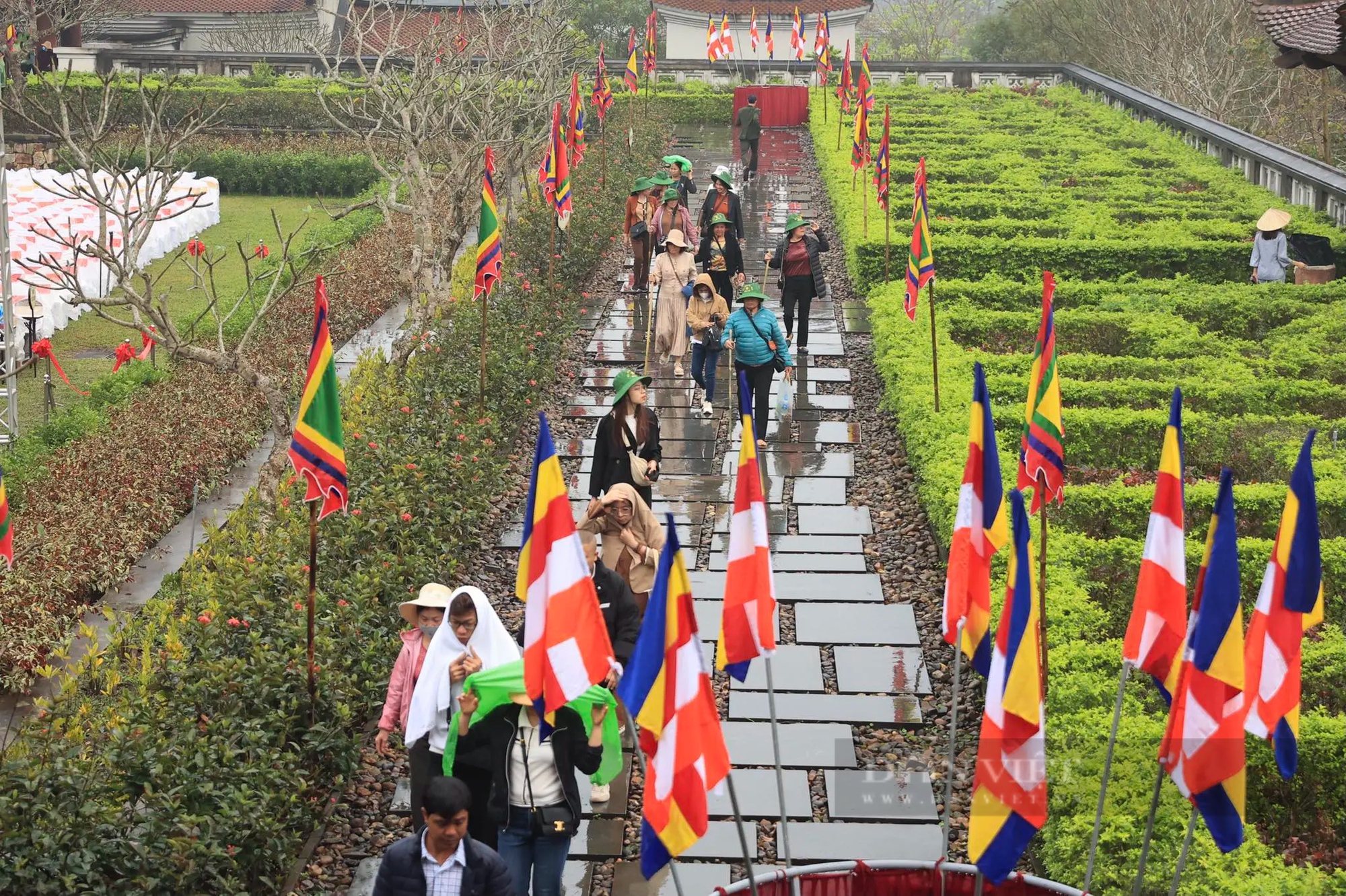 Người dân đội mưa, chống gậy lên chùa Đồng trong ngày khai hội Yên Tử 2024- Ảnh 1.