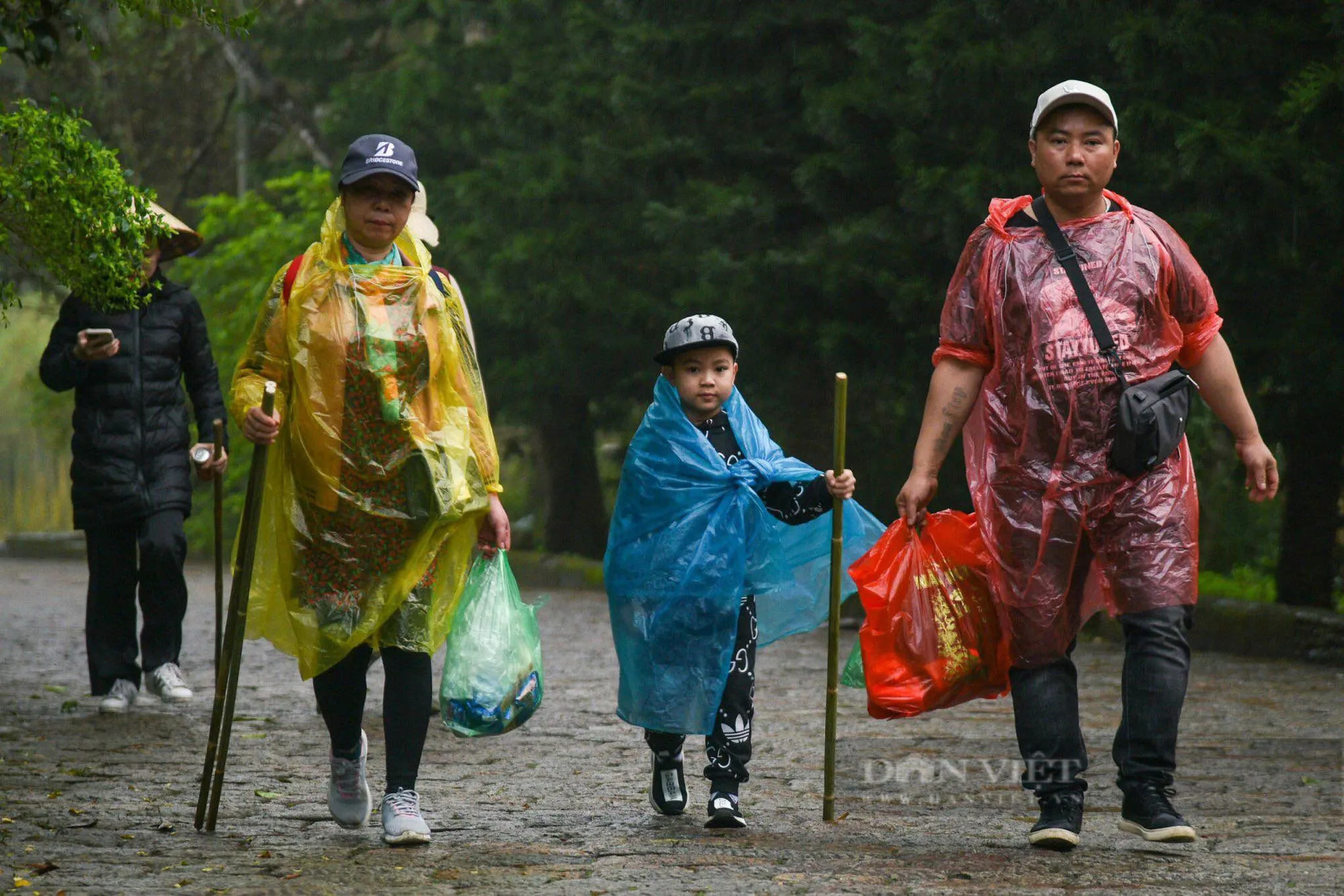 Người dân đội mưa, chống gậy lên chùa Đồng trong ngày khai hội Yên Tử 2024- Ảnh 2.
