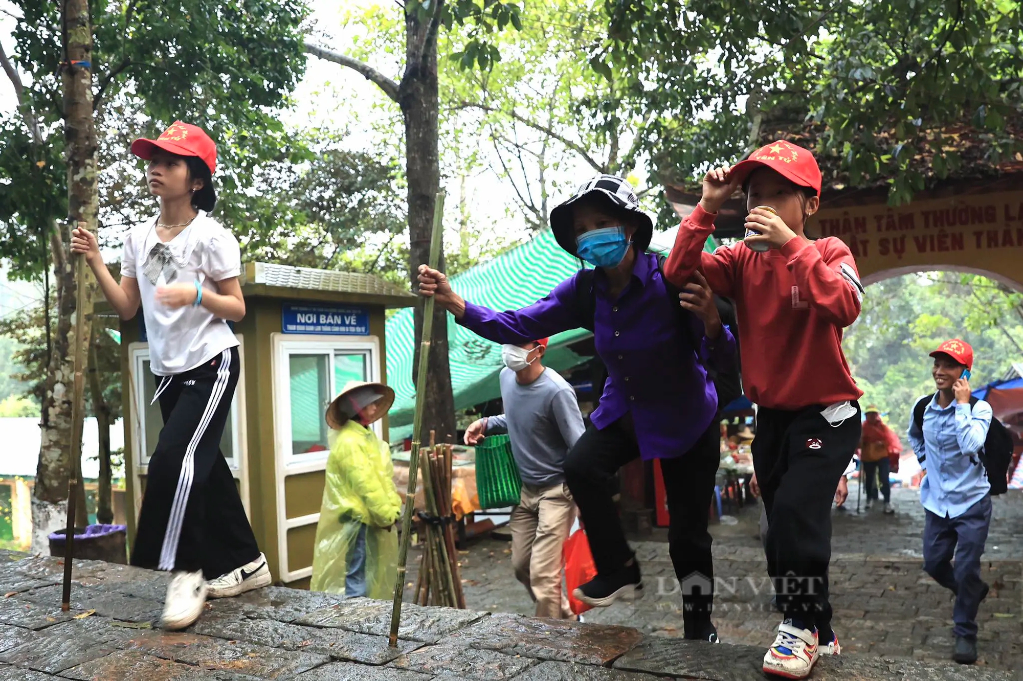 Người dân đội mưa, chống gậy lên chùa Đồng trong ngày khai hội Yên Tử 2024- Ảnh 4.