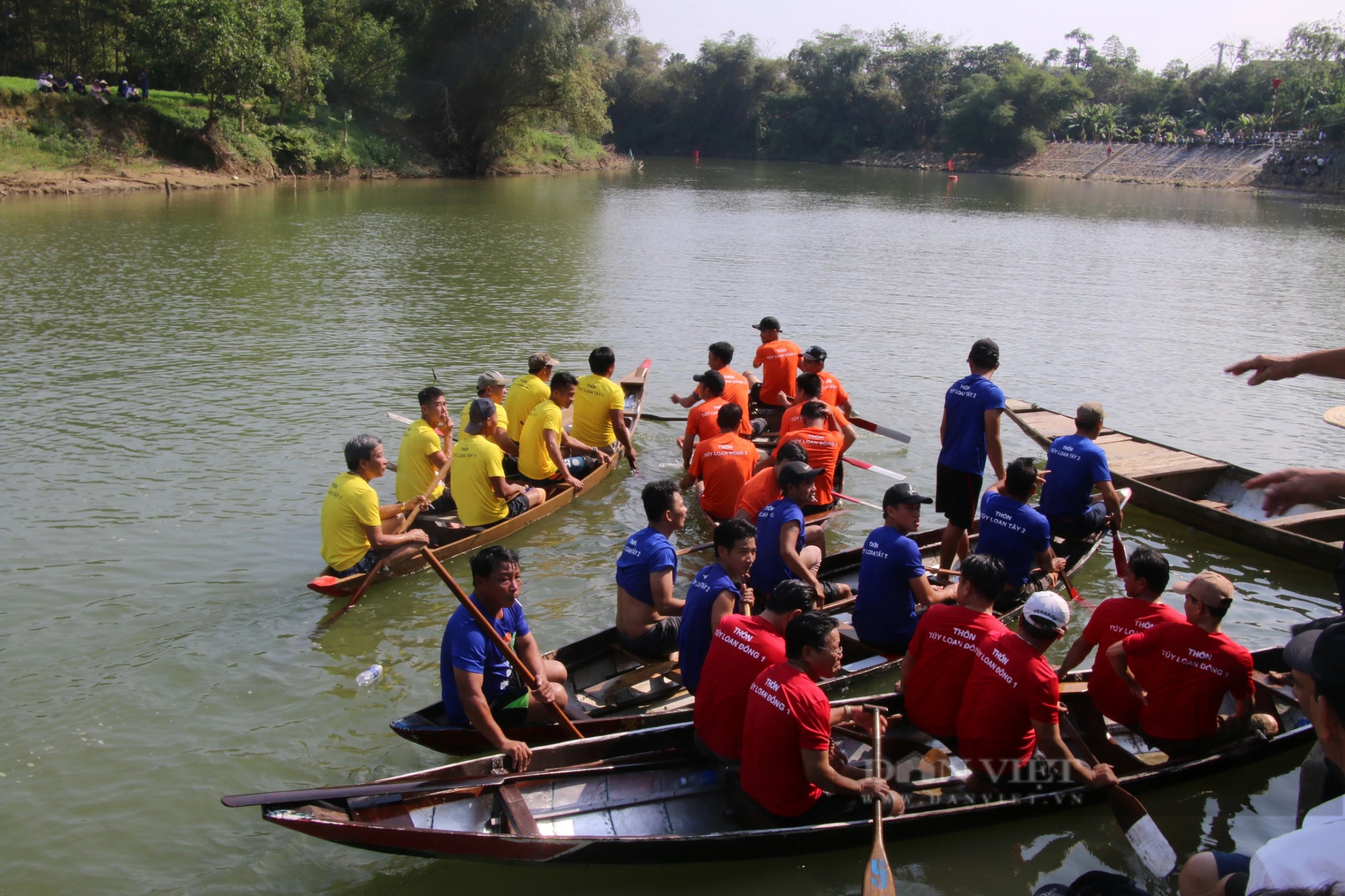 Tranh đua quyết liệt tại lễ hội đua thuyền nơi làng cổ 500 tuổi ở Đà Nẵng- Ảnh 1.