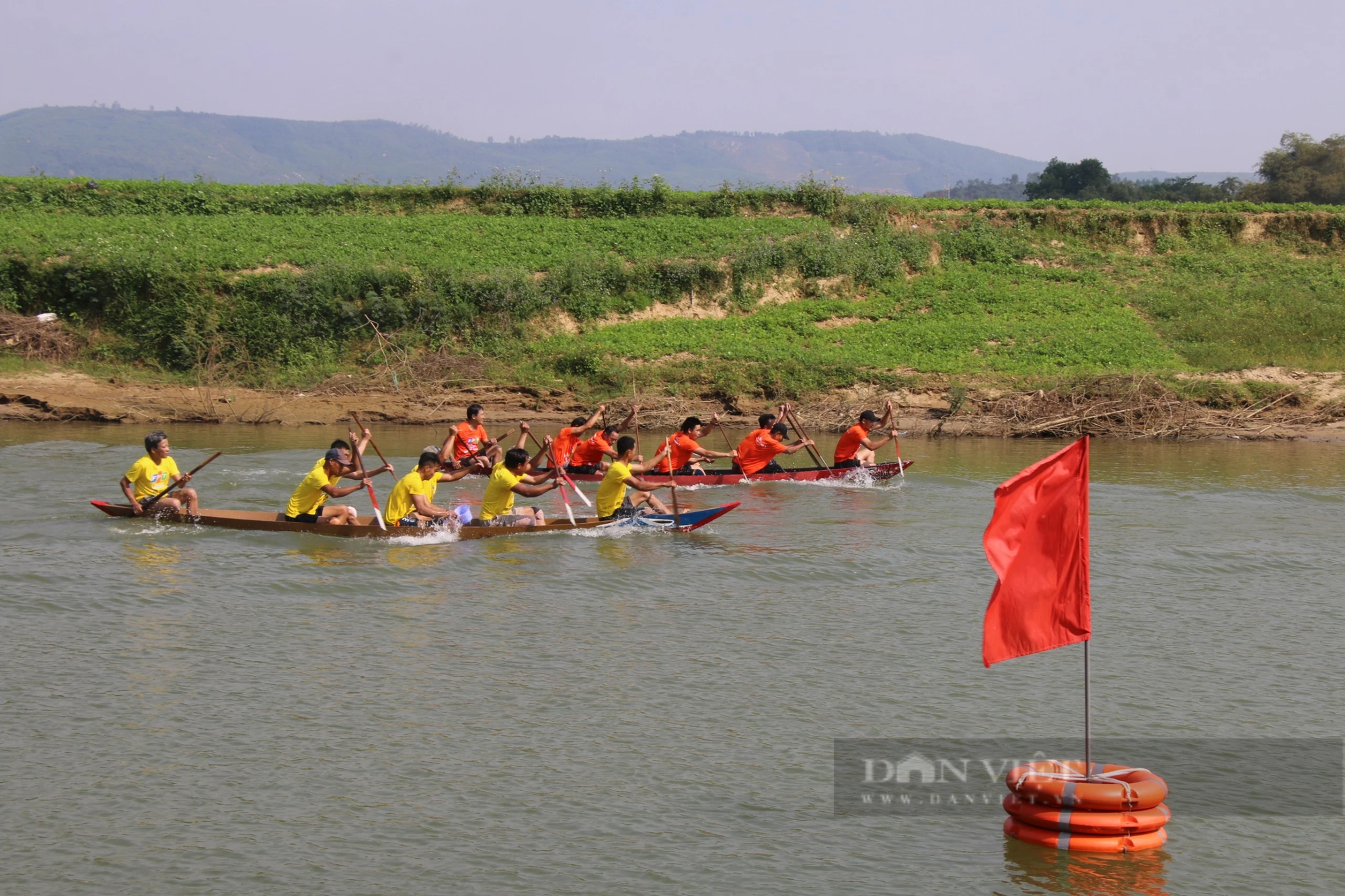 Tranh đua quyết liệt tại lễ hội đua thuyền nơi làng cổ 500 tuổi ở Đà Nẵng- Ảnh 4.