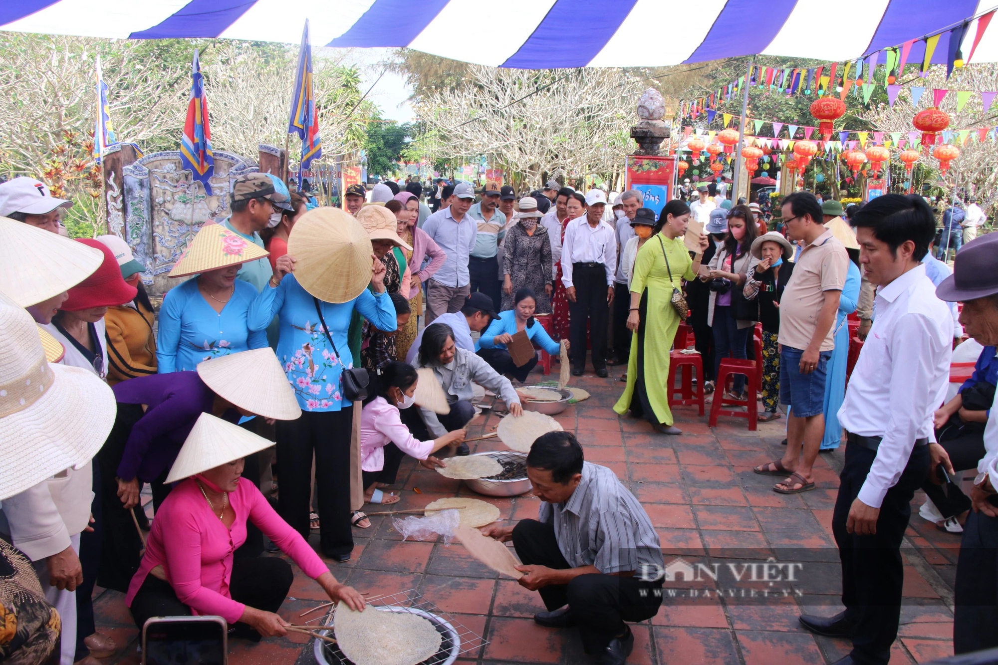 
Người dân, du khách nô nức nướng bánh tráng, hô bài chòi... tại làng cổ ở Đà Nẵng- Ảnh 1.