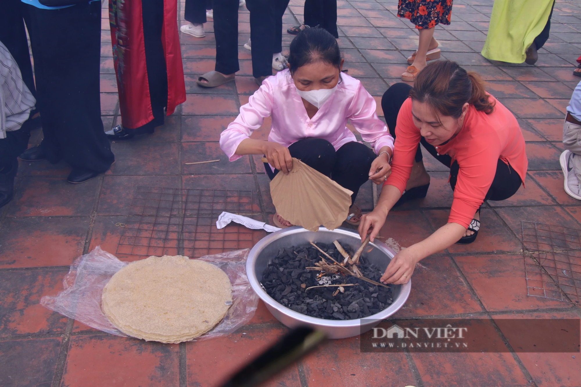 
Người dân, du khách nô nức nướng bánh tráng, hô bài chòi... tại làng cổ ở Đà Nẵng- Ảnh 2.